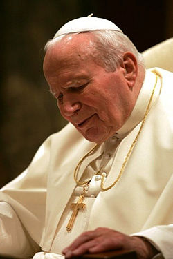 Juan Pablo II durante un discurso en 2004